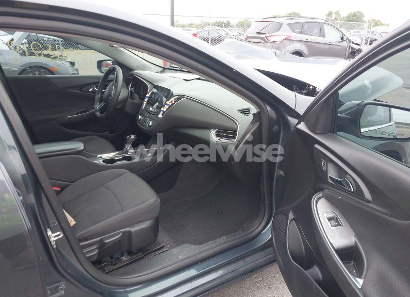 Photo 5 of 2019 Chevrolet Malibu LT (VIN 1G1ZD5STXKF136256)