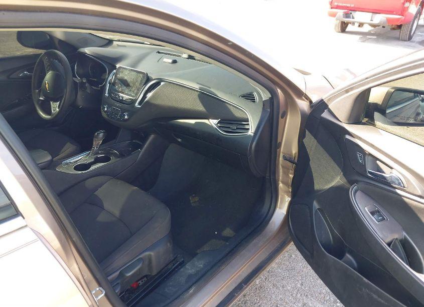Photo 5 of 2019 Chevrolet Malibu LT (VIN 1G1ZD5STXKF149301)