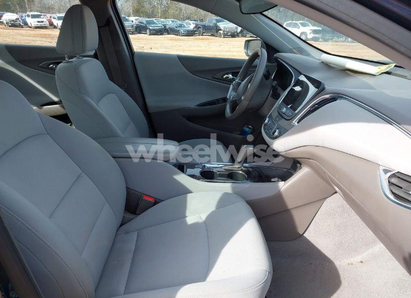Photo 5 of 2019 Chevrolet Malibu LT (VIN 1G1ZD5STXKF153137)