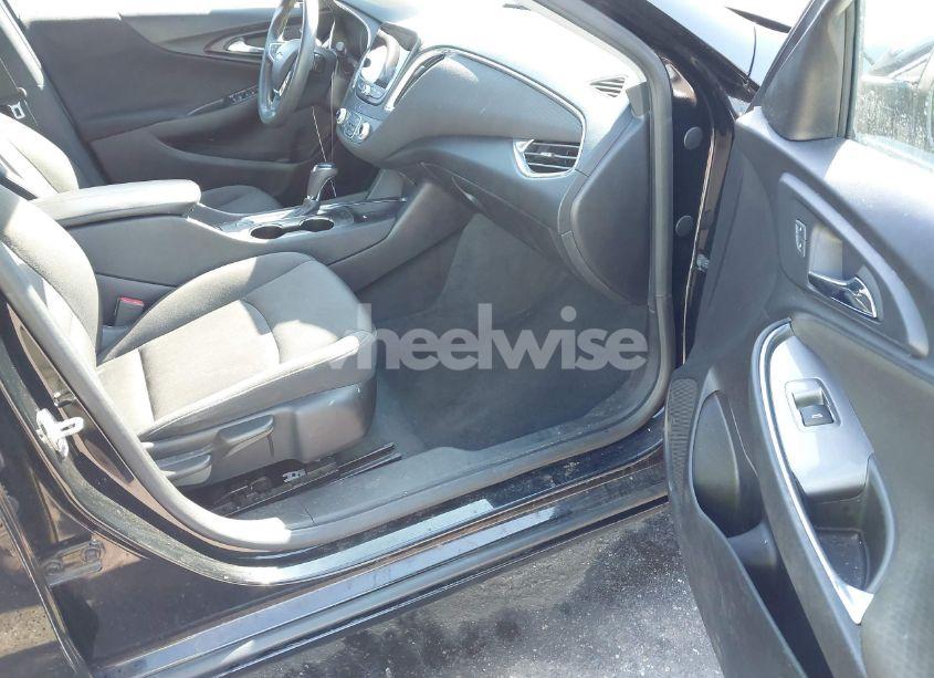 Photo 5 of 2019 Chevrolet Malibu LT (VIN 1G1ZD5STXKF159567)