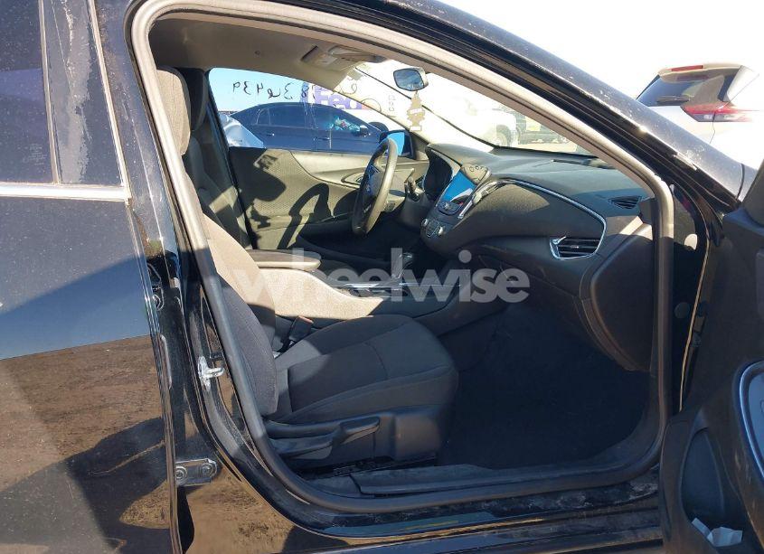 Photo 5 of 2019 Chevrolet Malibu LT (VIN 1G1ZD5STXKF161979)