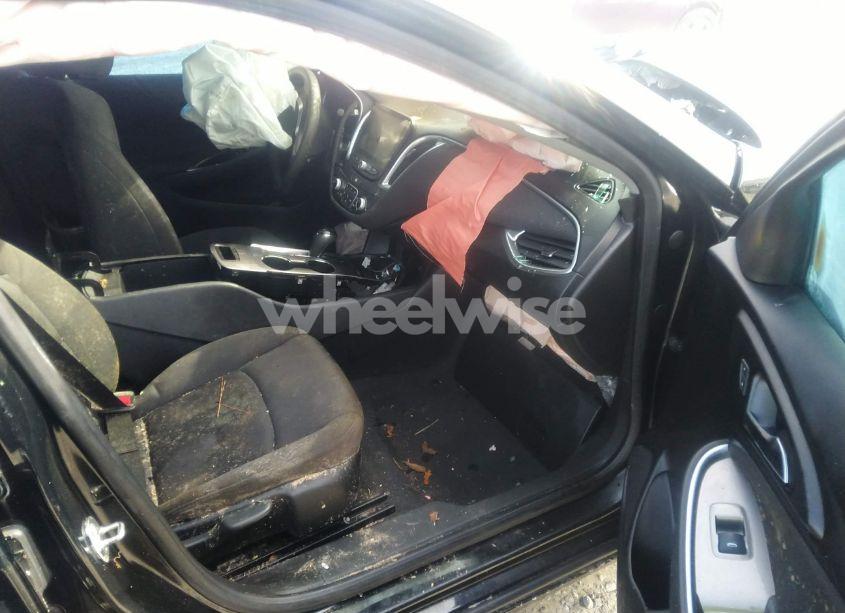 Photo 5 of 2019 Chevrolet Malibu LT (VIN 1G1ZD5STXKF162579)