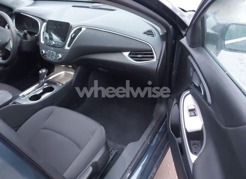 Photo 5 of 2019 Chevrolet Malibu LT (VIN 1G1ZD5STXKF162811)
