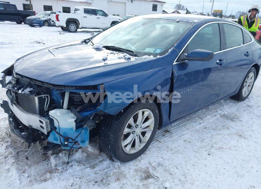 Photo 2 of 2019 Chevrolet Malibu LT (VIN 1G1ZD5STXKF168561)