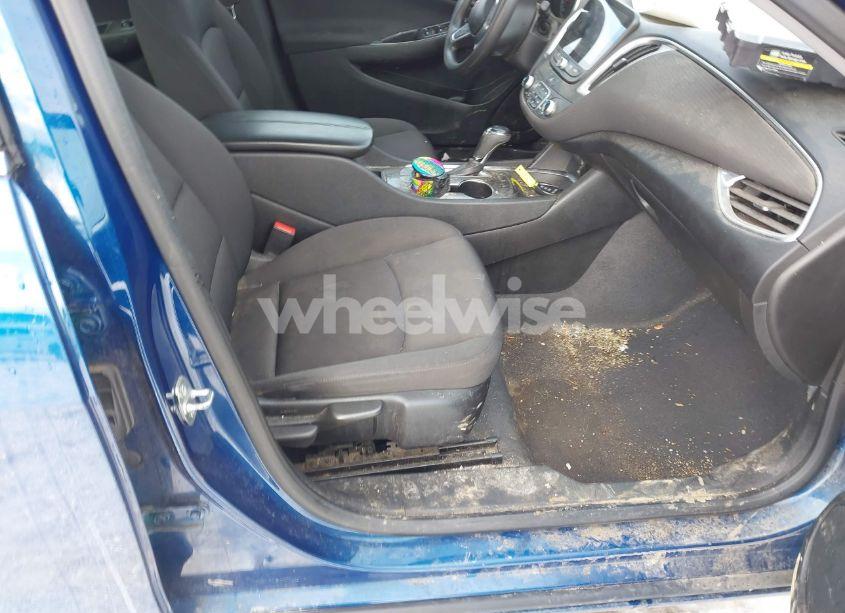 Photo 5 of 2019 Chevrolet Malibu LT (VIN 1G1ZD5STXKF168561)