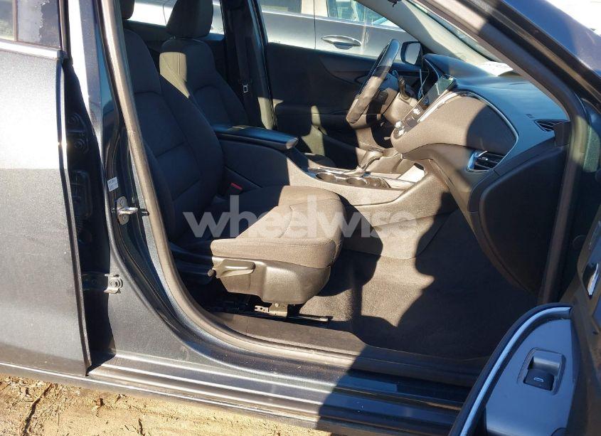 Photo 5 of 2019 Chevrolet Malibu LT (VIN 1G1ZD5STXKF177776)