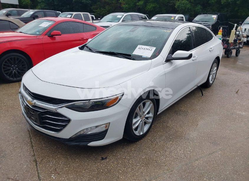 Photo 2 of 2019 Chevrolet Malibu LT (VIN 1G1ZD5STXKF180483)