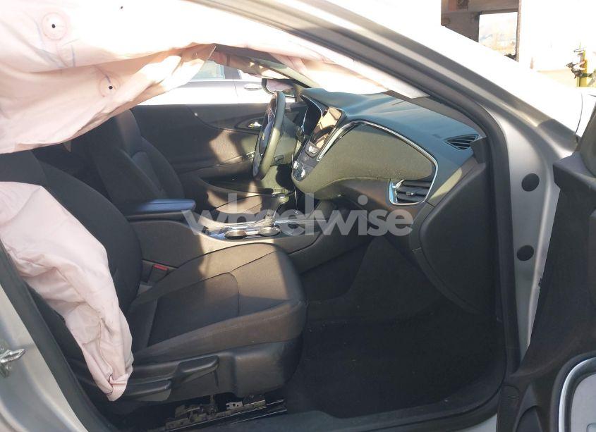 Photo 5 of 2020 Chevrolet Malibu FWD LT (VIN 1G1ZD5STXLF017527)