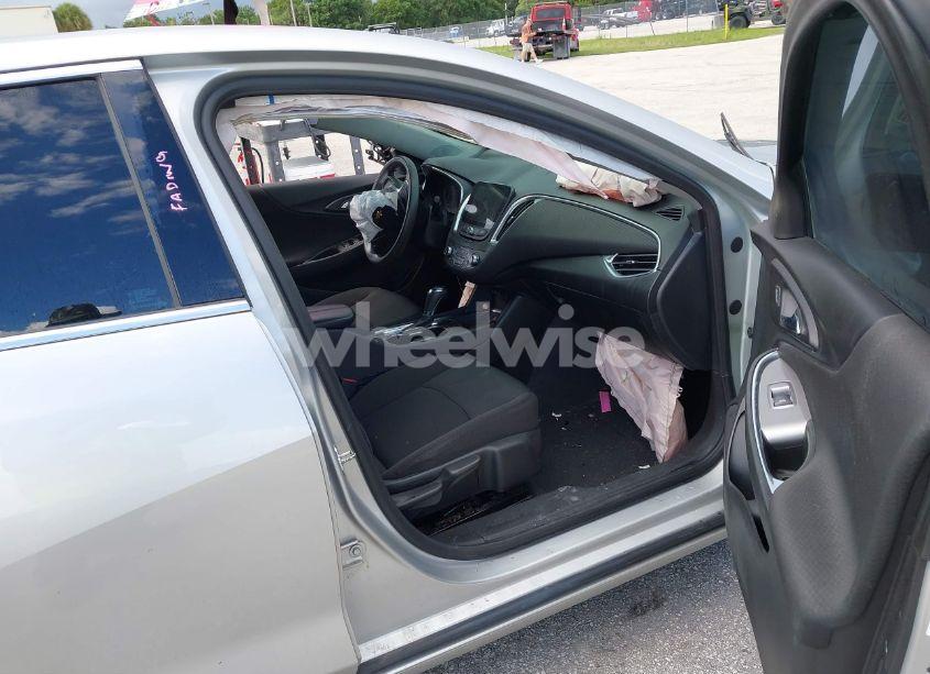 Photo 5 of 2020 Chevrolet Malibu FWD LT (VIN 1G1ZD5STXLF054948)