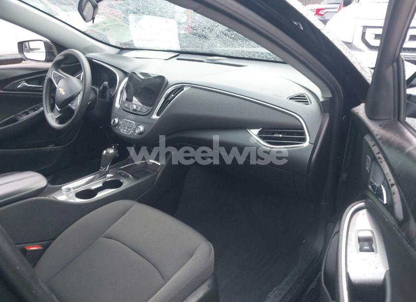 Photo 5 of 2020 Chevrolet Malibu FWD LT (VIN 1G1ZD5STXLF107163)