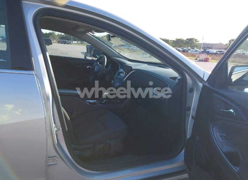 Photo 5 of 2022 Chevrolet Malibu FWD LT (VIN 1G1ZD5STXNF110258)