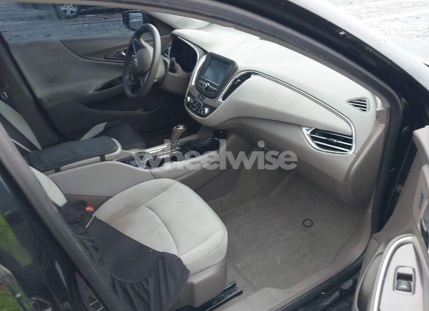 Photo 5 of 2017 Chevrolet Malibu 1LT (VIN 1G1ZE5ST0HF120069)