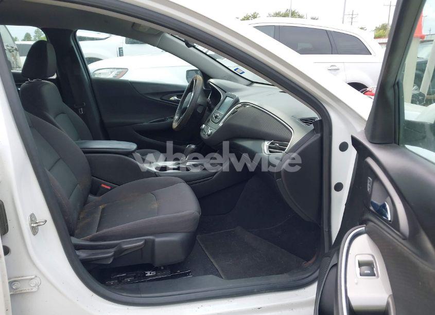 Photo 5 of 2017 Chevrolet Malibu 1LT (VIN 1G1ZE5ST0HF252121)