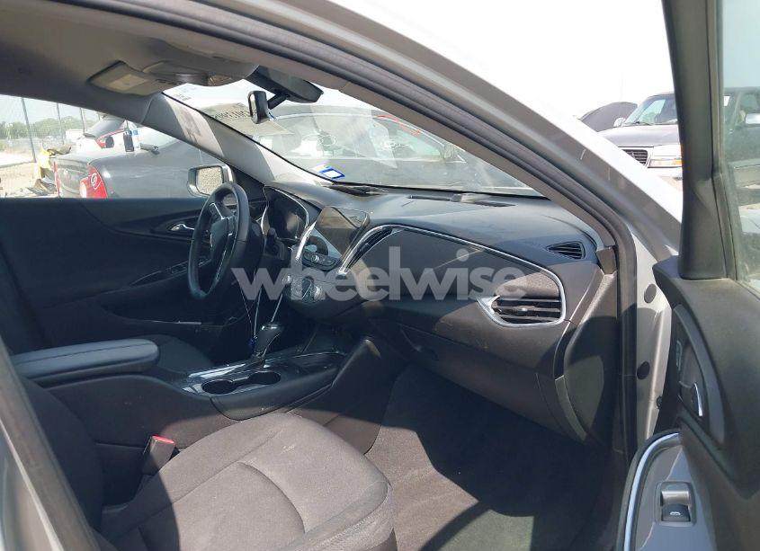 Photo 5 of 2016 Chevrolet Malibu 1LT (VIN 1G1ZE5ST1GF272375)