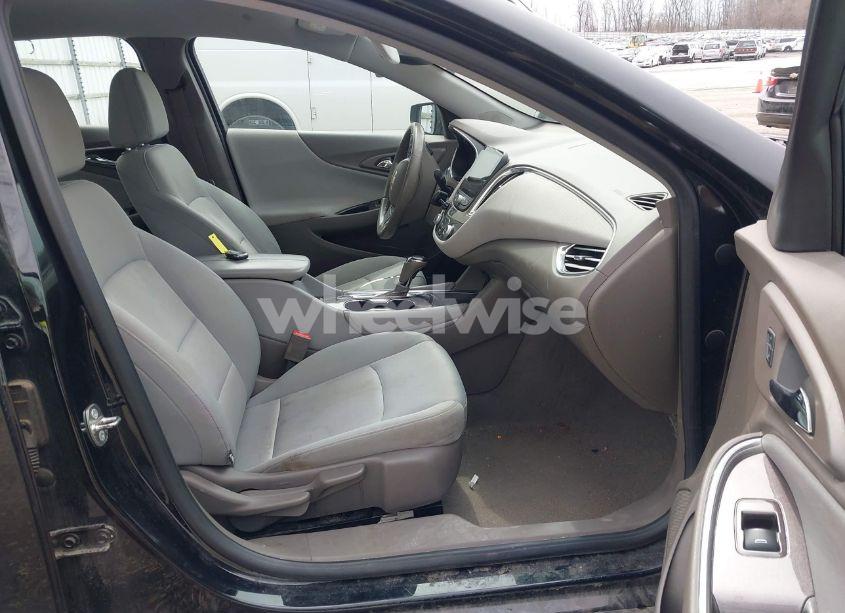 Photo 5 of 2017 Chevrolet Malibu 1LT (VIN 1G1ZE5ST1HF166624)