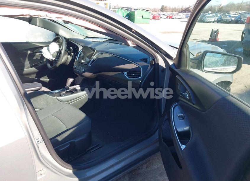 Photo 5 of 2017 Chevrolet Malibu 1LT (VIN 1G1ZE5ST1HF228054)