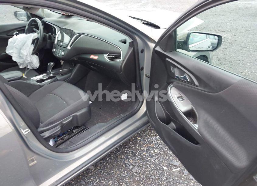 Photo 5 of 2017 Chevrolet Malibu 1LT (VIN 1G1ZE5ST1HF260910)