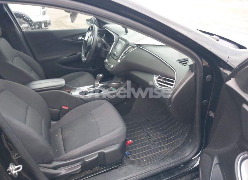 Photo 5 of 2017 Chevrolet Malibu 1LT (VIN 1G1ZE5ST1HF269977)