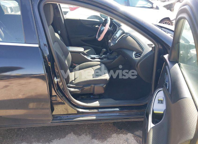 Photo 5 of 2017 Chevrolet Malibu 1LT (VIN 1G1ZE5ST2HF129159)