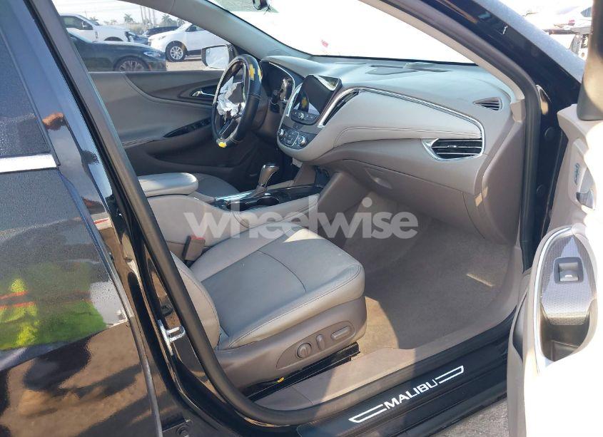 Photo 5 of 2017 Chevrolet Malibu 1LT (VIN 1G1ZE5ST2HF148892)