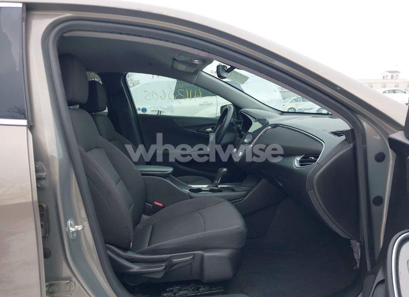 Photo 5 of 2017 Chevrolet Malibu 1LT (VIN 1G1ZE5ST2HF170746)