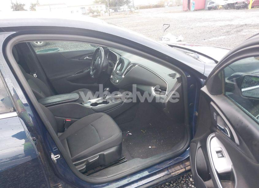 Photo 5 of 2017 Chevrolet Malibu 1LT (VIN 1G1ZE5ST2HF174702)