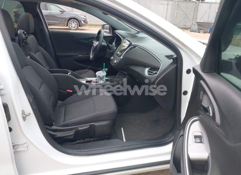 Photo 5 of 2017 Chevrolet Malibu 1LT (VIN 1G1ZE5ST2HF178541)