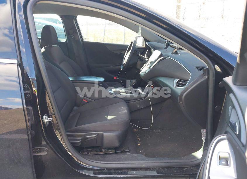 Photo 5 of 2017 Chevrolet Malibu 1LT (VIN 1G1ZE5ST2HF184971)