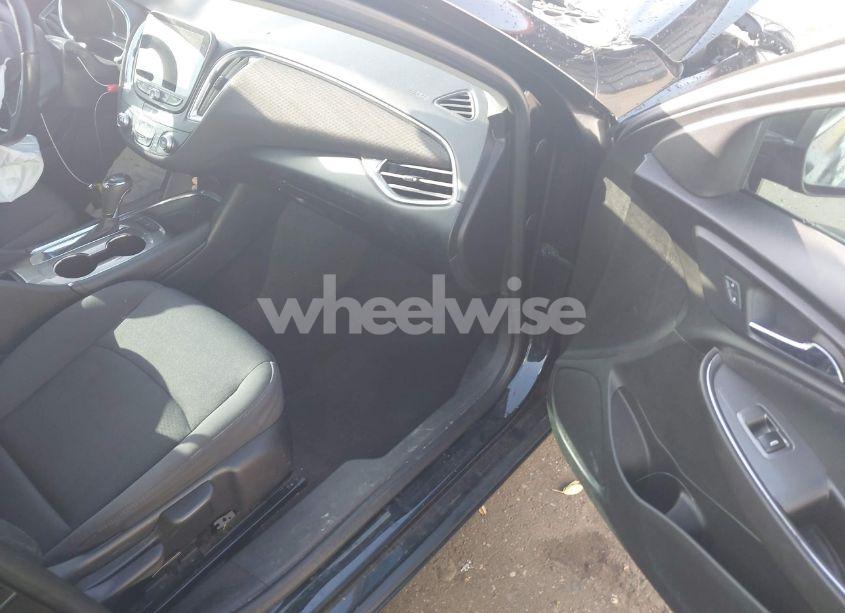 Photo 5 of 2017 Chevrolet Malibu 1LT (VIN 1G1ZE5ST2HF236325)