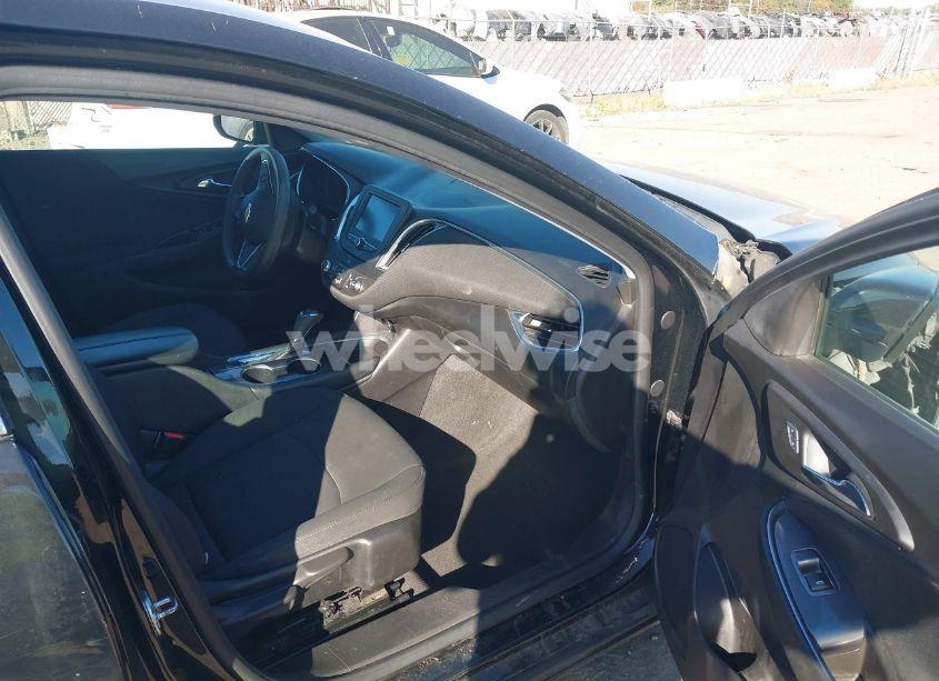 Photo 5 of 2016 Chevrolet Malibu 1LT (VIN 1G1ZE5ST3GF299481)