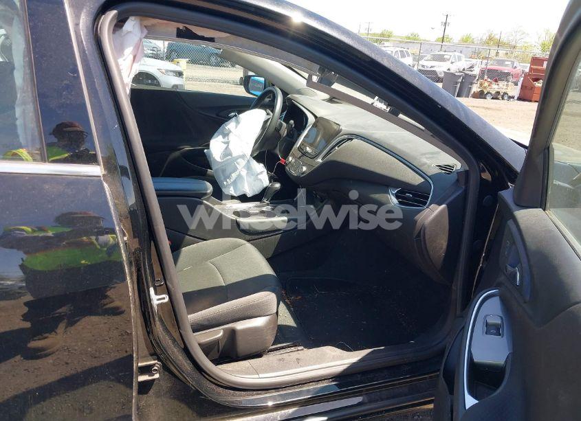 Photo 5 of 2017 Chevrolet Malibu 1LT (VIN 1G1ZE5ST3HF109728)