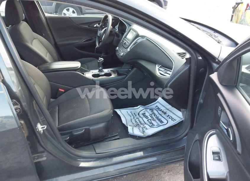 Photo 5 of 2017 Chevrolet Malibu 1LT (VIN 1G1ZE5ST3HF185630)