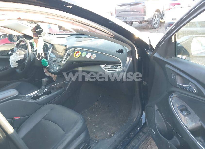 Photo 5 of 2017 Chevrolet Malibu 1LT (VIN 1G1ZE5ST3HF227052)