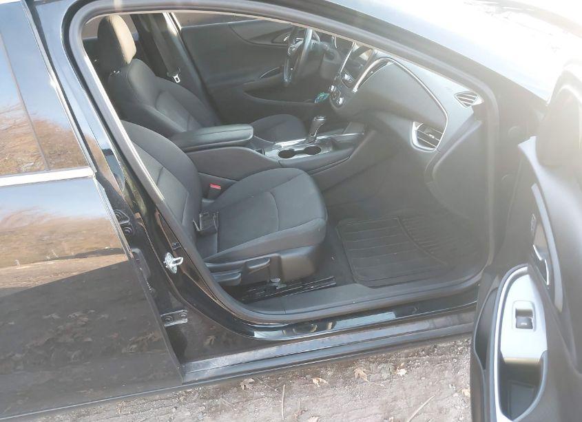 Photo 5 of 2016 Chevrolet Malibu 1LT (VIN 1G1ZE5ST4GF247129)