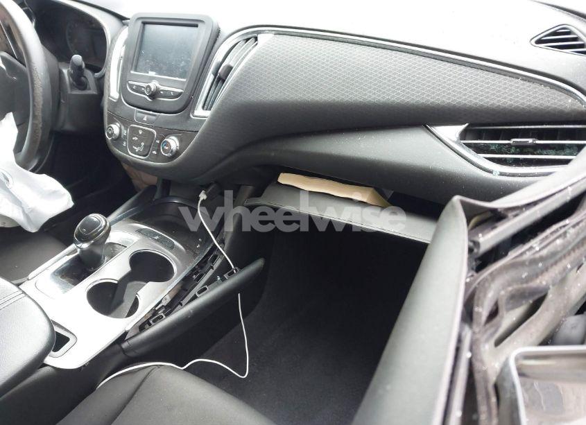 Photo 5 of 2017 Chevrolet Malibu 1LT (VIN 1G1ZE5ST4HF177486)