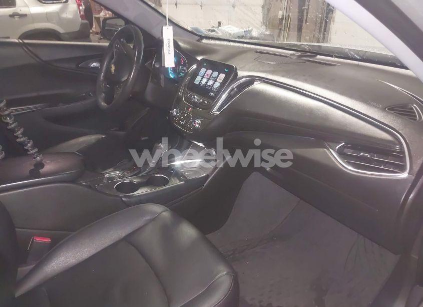 Photo 5 of 2016 Chevrolet Malibu 1LT (VIN 1G1ZE5ST5GF190598)