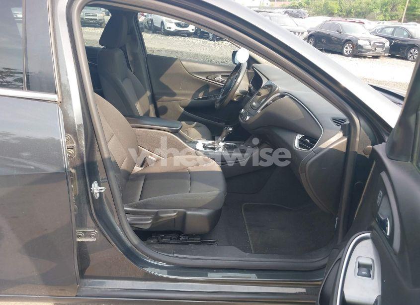 Photo 5 of 2016 Chevrolet Malibu LT (VIN 1G1ZE5ST5GF328088)