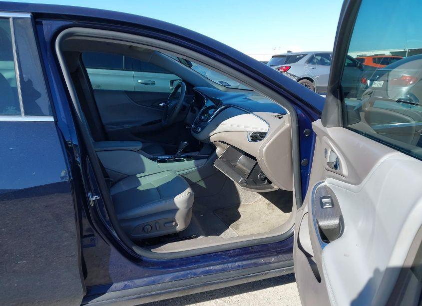 Photo 5 of 2017 Chevrolet Malibu 1LT (VIN 1G1ZE5ST5HF182051)