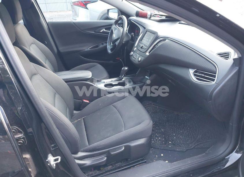 Photo 5 of 2017 Chevrolet Malibu 1LT (VIN 1G1ZE5ST5HF262420)