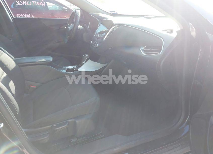 Photo 5 of 2017 Chevrolet Malibu 1LT (VIN 1G1ZE5ST7HF103074)