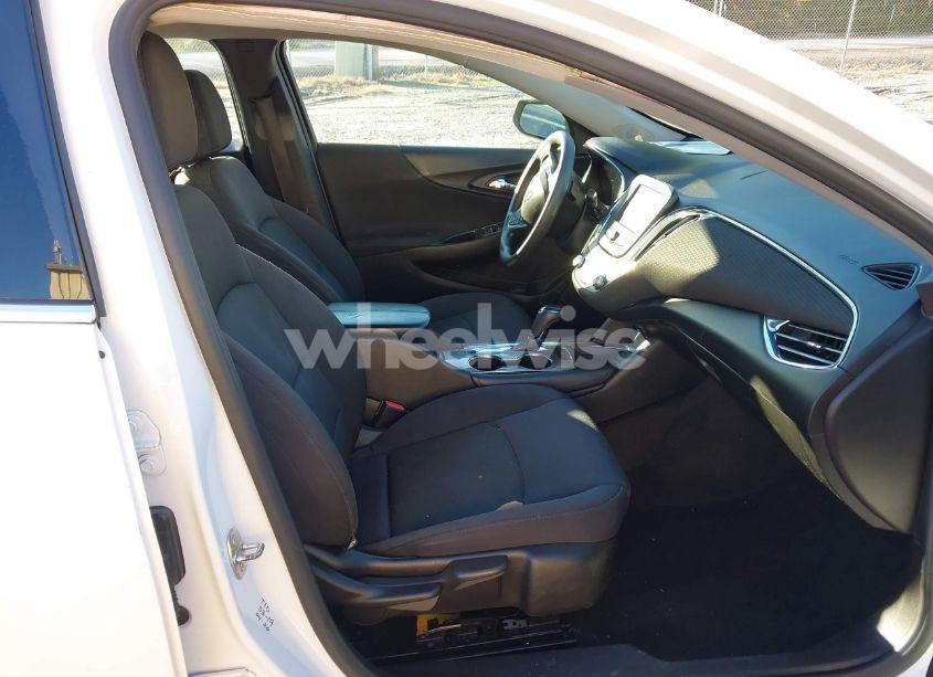 Photo 5 of 2017 Chevrolet Malibu LT (VIN 1G1ZE5ST7HF165820)