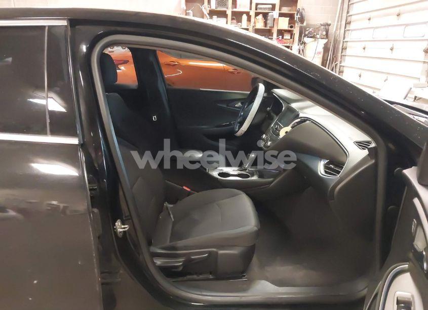 Photo 5 of 2016 Chevrolet Malibu 1LT (VIN 1G1ZE5ST8GF295524)