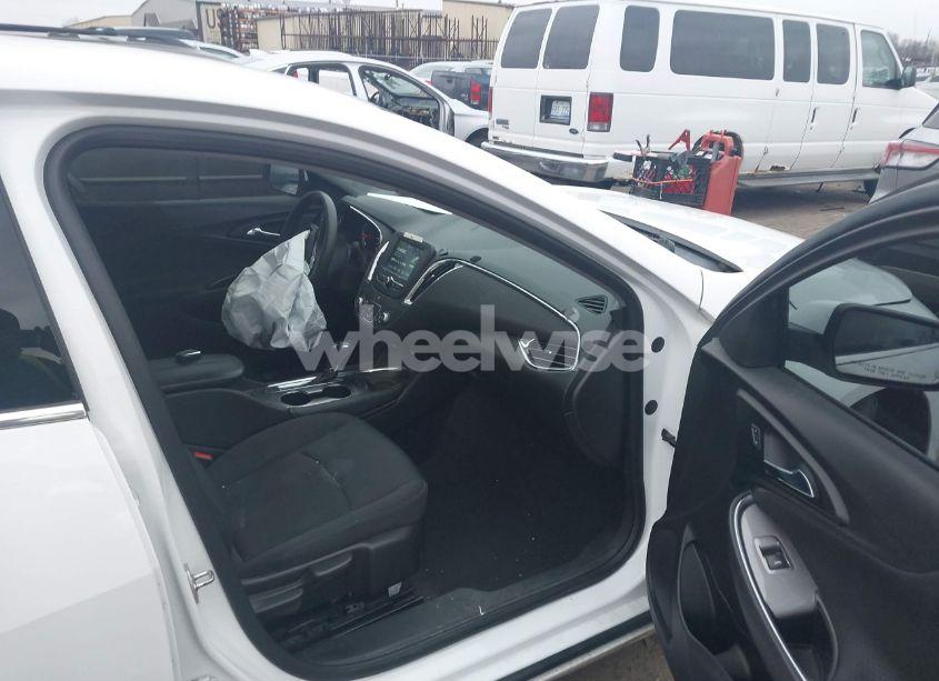 Photo 5 of 2017 Chevrolet Malibu 1LT (VIN 1G1ZE5ST9HF114349)