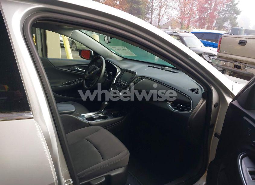 Photo 5 of 2017 Chevrolet Malibu 1LT (VIN 1G1ZE5ST9HF187284)