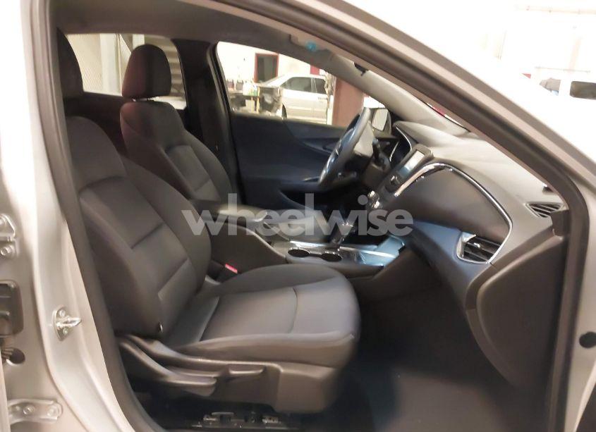 Photo 5 of 2016 Chevrolet Malibu 1LT (VIN 1G1ZE5STXGF268342)