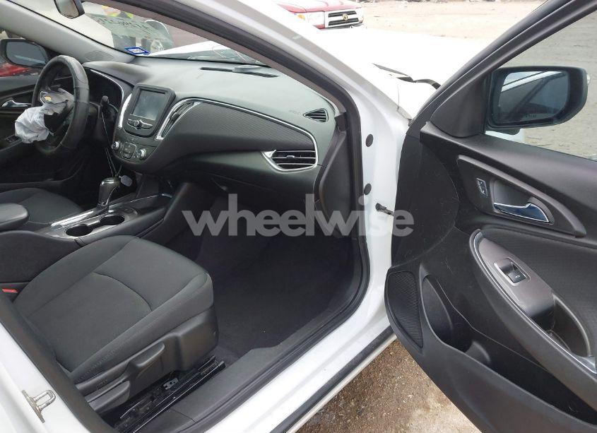 Photo 5 of 2017 Chevrolet Malibu 1LT (VIN 1G1ZE5STXHF120922)