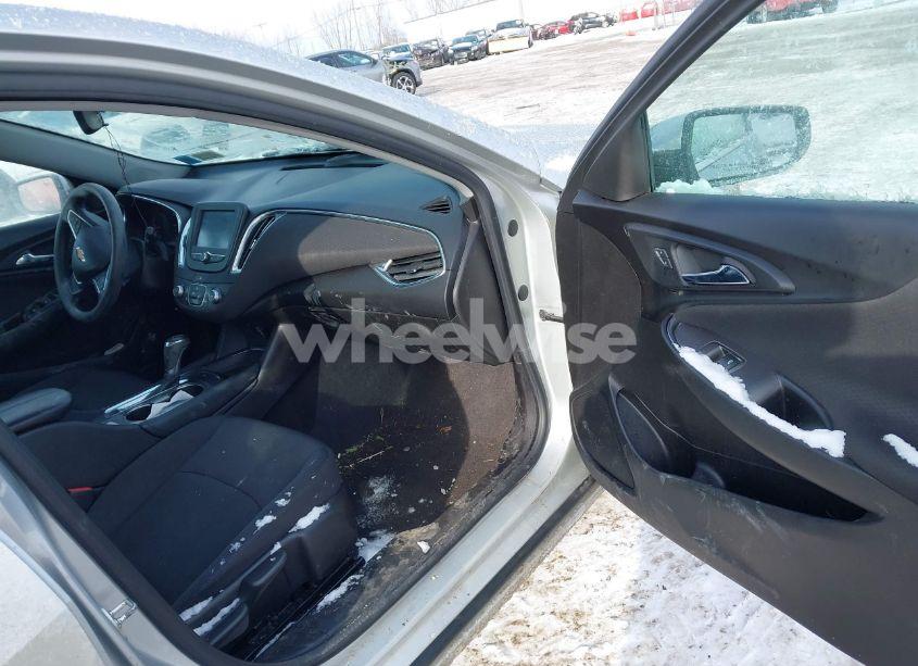 Photo 5 of 2017 Chevrolet Malibu 1LT (VIN 1G1ZE5STXHF220714)