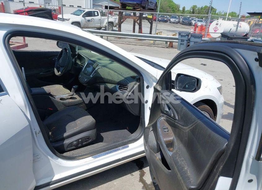 Photo 5 of 2018 Chevrolet Malibu PREMIER (VIN 1G1ZE5SX4JF100996)