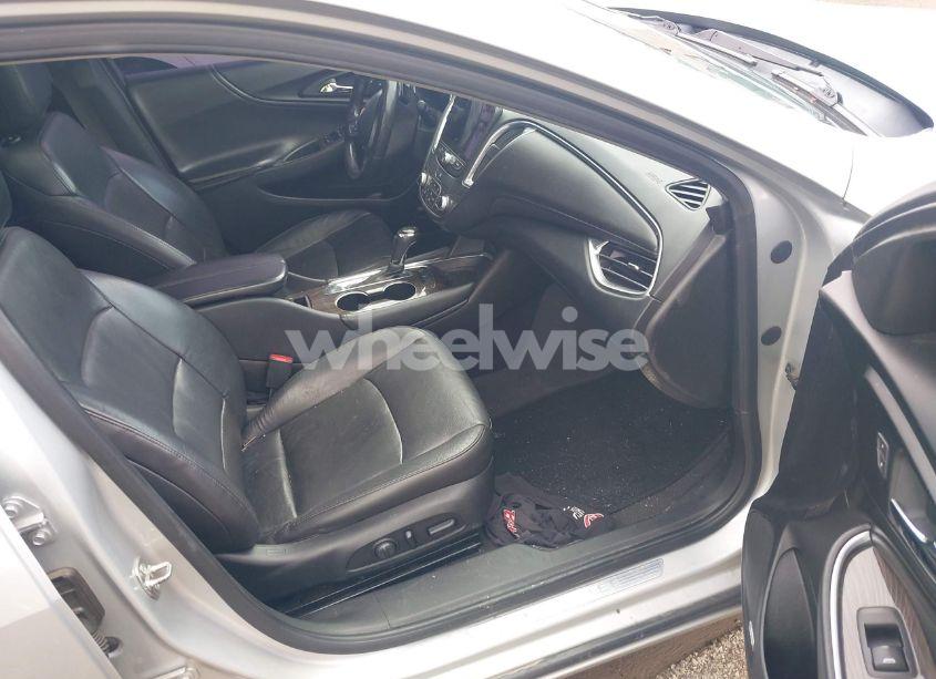 Photo 5 of 2020 Chevrolet Malibu FWD PREMIER (VIN 1G1ZE5SX8LF032978)