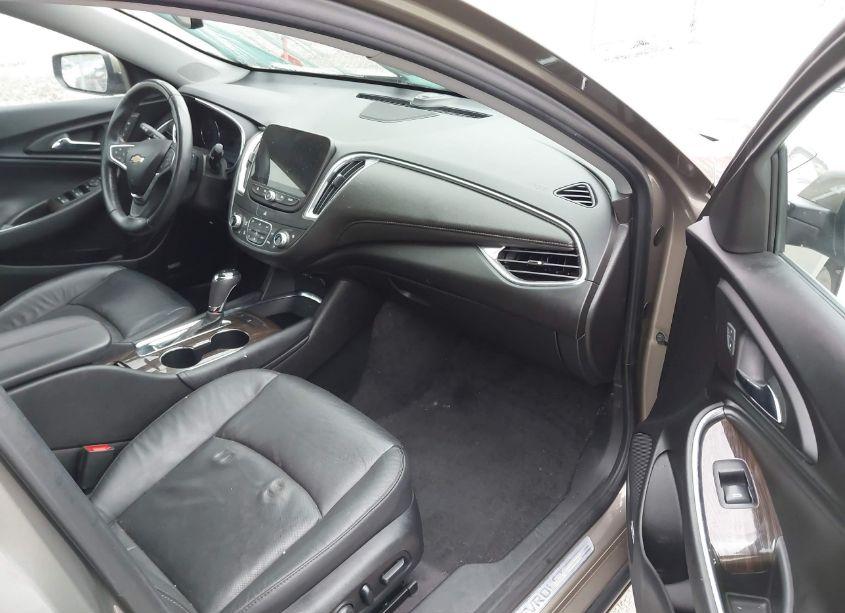 Photo 5 of 2020 Chevrolet Malibu FWD PREMIER (VIN 1G1ZE5SXXLF009704)